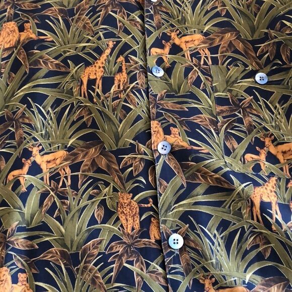 Gillio Short Sleeve Button Down size L gently used - Picture 4 of 4